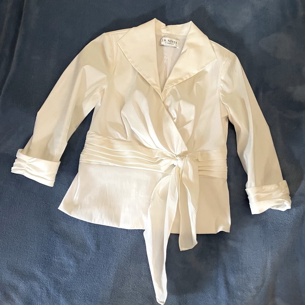 J.R. NITES by CAROLLIN lovely classy blouse! Fully lined wrap look w/zip Size L.